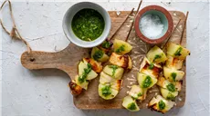 Szaszłyki z młodych ziemniaków i halloumi
